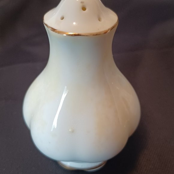 Vintage Royal Albert Val D'Or Salt and Pepper shakers. - Picture 9 of 10